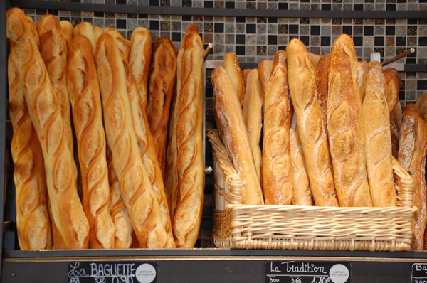 巴黎的新鲜法国法式长棍面包