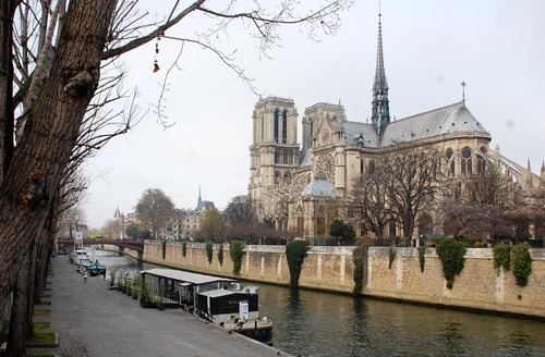 沿着塞纳河的巴黎徒步旅行