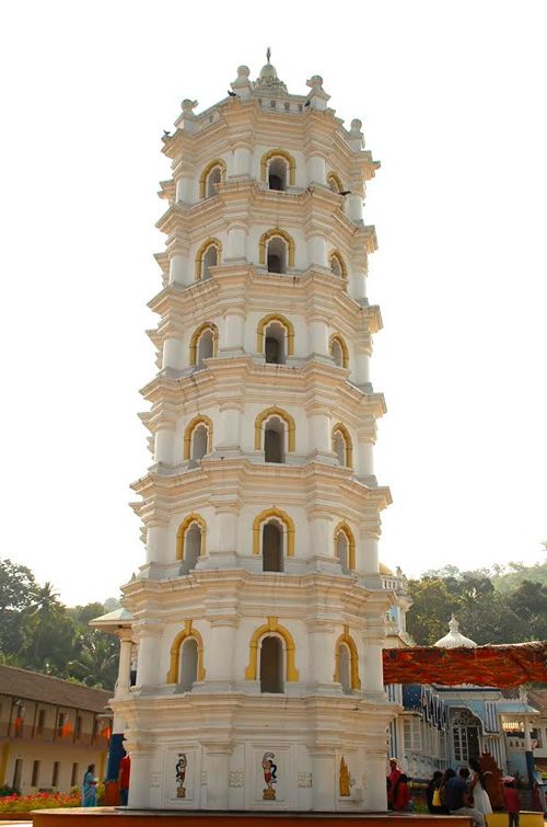 庞达附近的Shri Manguesh寺的灯塔