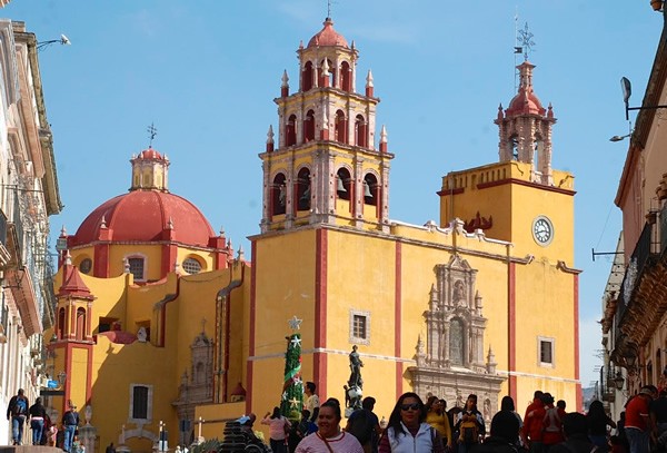 瓜纳华（Guanajuato）圣母大教堂（Basilica），在城镇中心主导