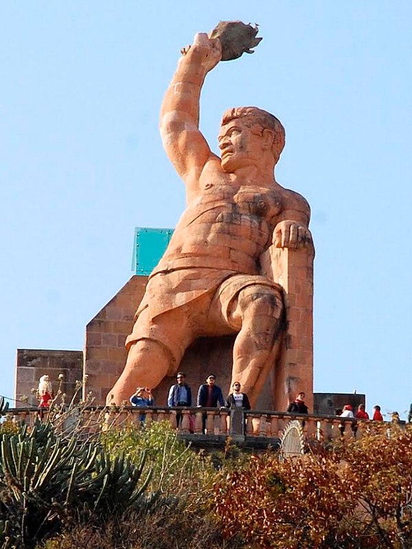 皮尔奇（Pípila）的雕像，耸立在城市上