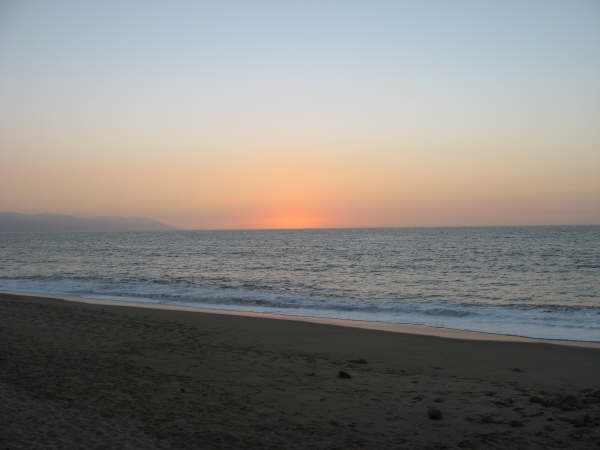 墨西哥巴亚尔塔港海滩的日落