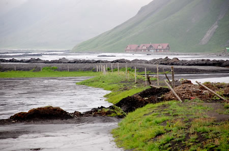 冰岛火山下的农田