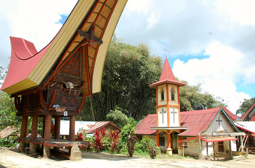 印度尼西亚苏拉威西岛的Tongkonan和一座基督教教堂
