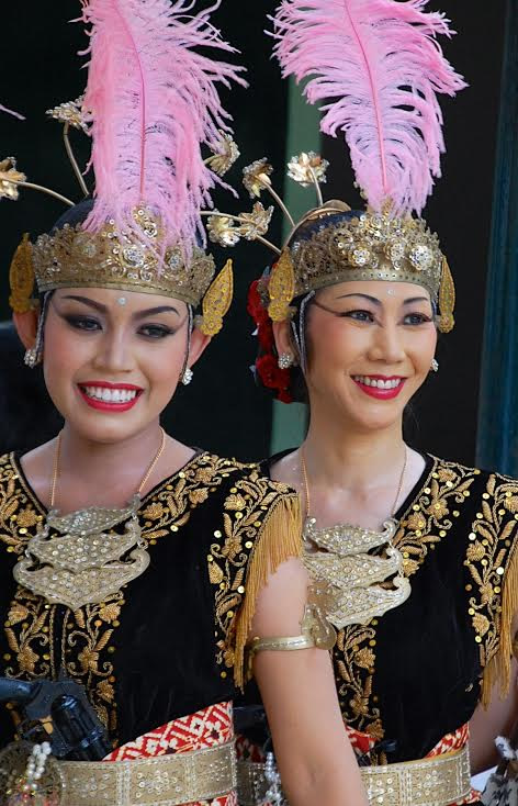 Two women in Wayang Orang dance performance