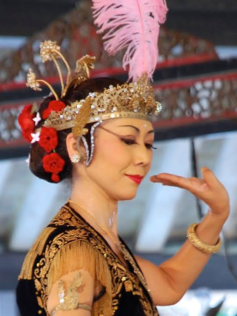 女性在Wayang Orang舞蹈表演中