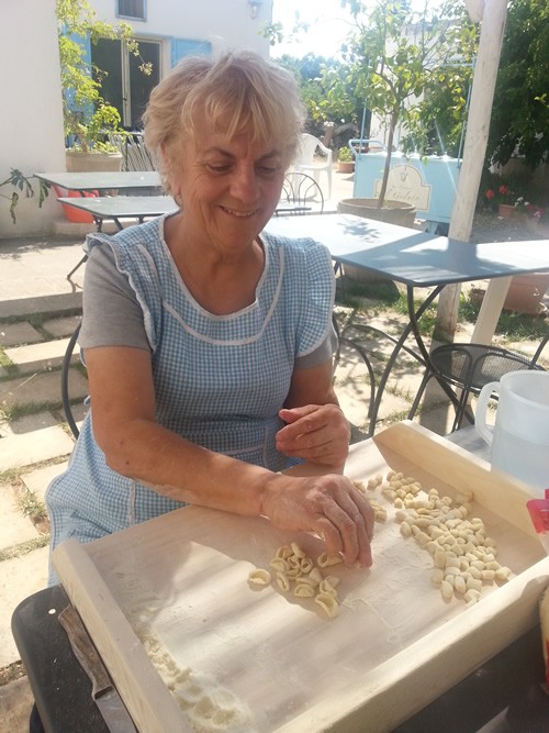 丽塔厨师用她祖母的方法制作卡瓦泰利酱(cavatelli)。图片由Cucina在马赫里亚提供。