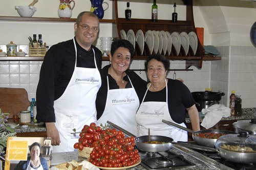 在意大利，妈妈阿加塔在厨房里教授烹饪课