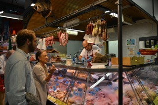 安娜·比尼带学生们去意大利的食品市场购物