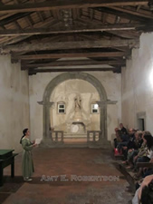 身着中世纪服装的妇女解释教堂的历史