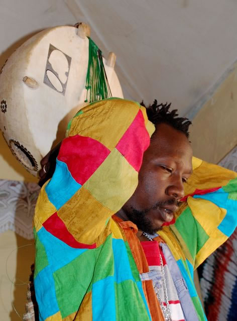 在冈比亚演奏科拉琴的巴波·乔巴特