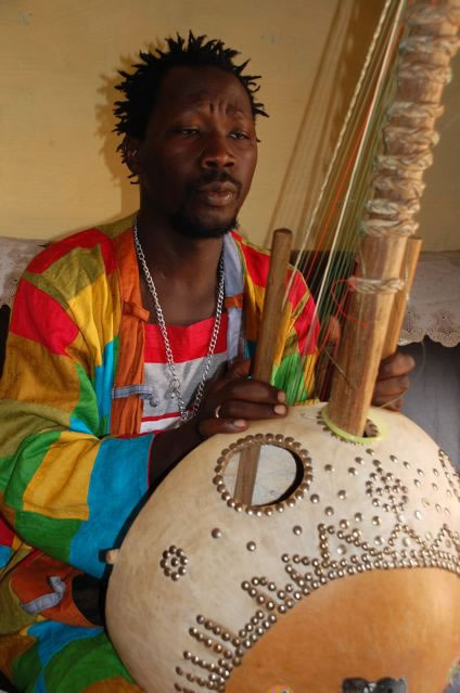 在冈比亚演奏科拉琴的巴波·乔巴特