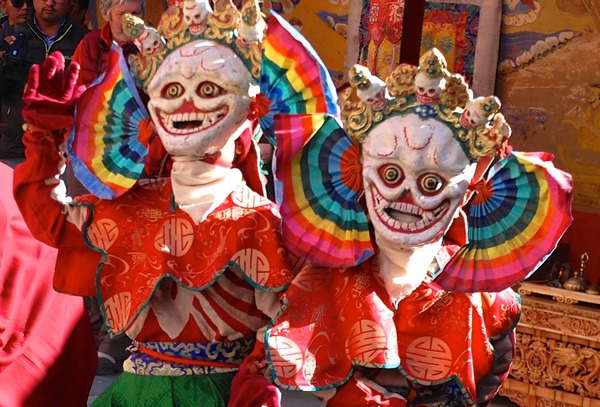 僧侣在五颜六色的面具中跳舞