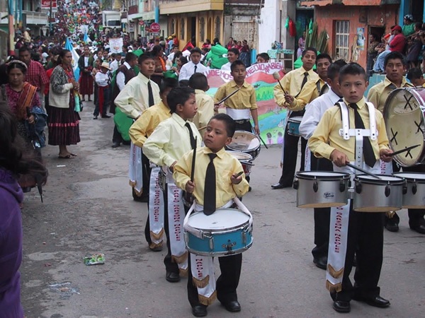 在危地马拉的阿尔莫隆戈游行