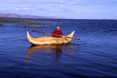 的的喀喀湖上的托托拉芦苇船