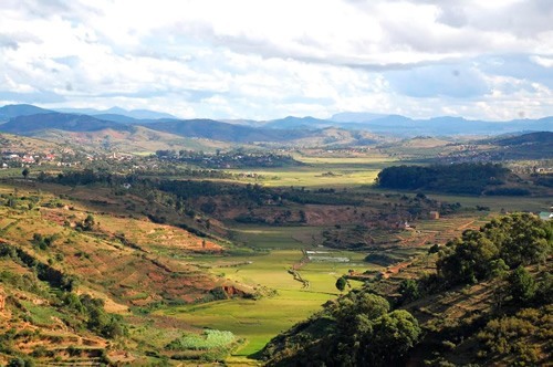 马达加斯加中部高原，那里居住着部落。