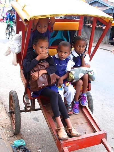 马达加斯加安比索特拉的一辆“校车”