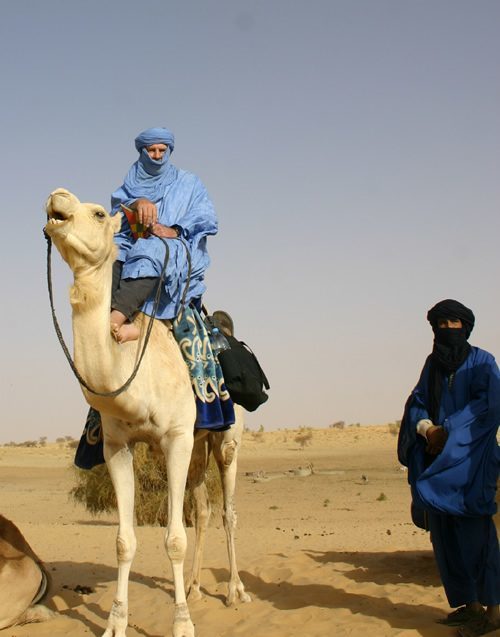 在撒哈拉和图阿雷格人骑骆驼