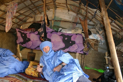 作者在蒙古包里喝茶