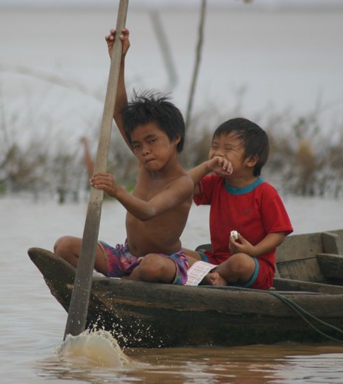 在湄公河上划幼儿