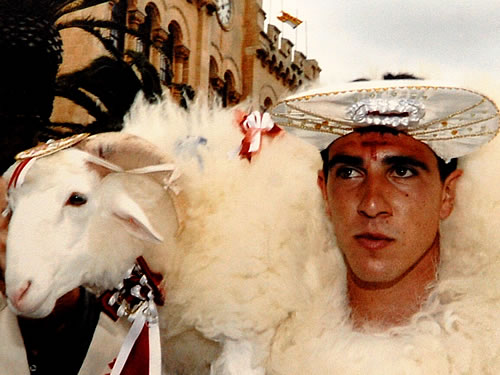 梅诺卡岛节日上牵着羔羊的男人