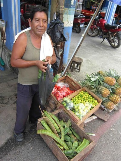一名男子在墨西哥的一个市场