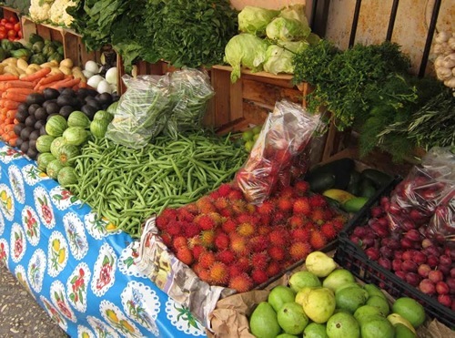 新鲜水果和蔬菜在国外的商店和市场上可用