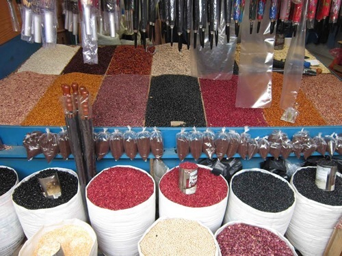 在一个市场摊位出售的咖啡和豆类