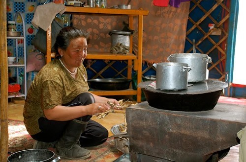 蒙古女人做饭