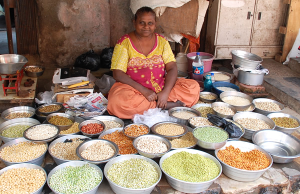 印度孟买市场上卖豆子的妇女