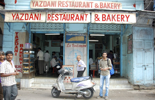 Rehan和滑板车在传奇的“Yazdani面包店”前