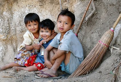 在缅甸玩耍的孩子