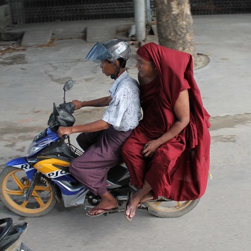 僧侣在缅甸的摩托车上