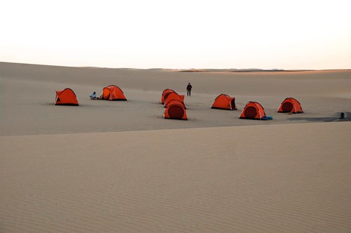 在沙漠中露营：沉默，空间和星星注视