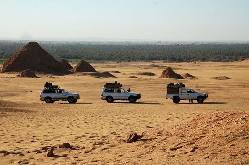 穿过北苏丹沙漠的汽车车队