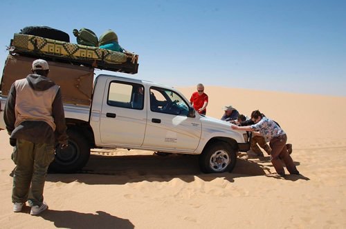 汽车卡在沙漠沙滩上