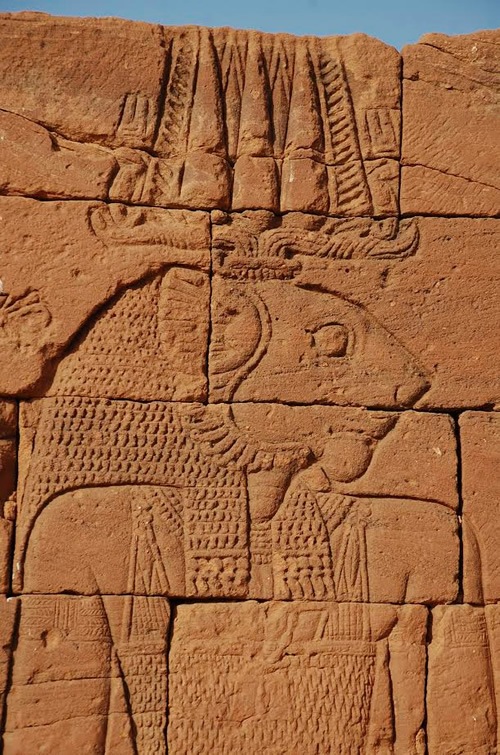 战士神与狮子头装饰在纳迦遗址的寺庙