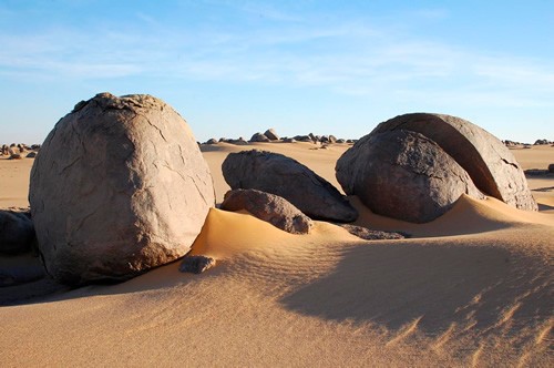 沙漠中的巨石