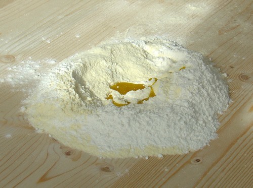 成堆的面粉混合橄榄油”width=