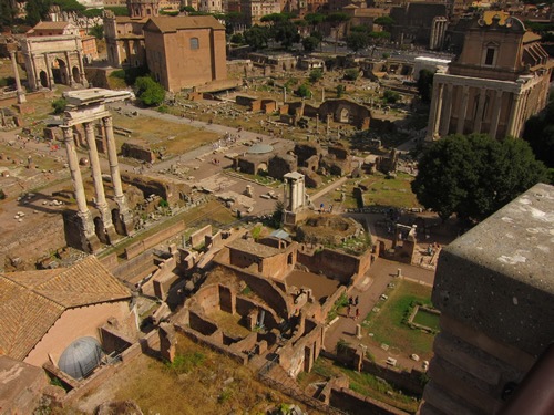 在淡季期间，罗马论坛通常几乎没有旅游。