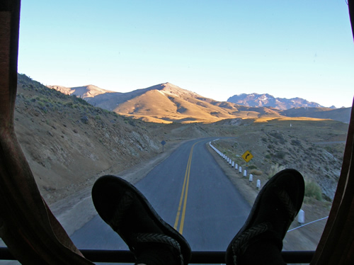 在阿根廷陆路旅行时从卡车后面的景色