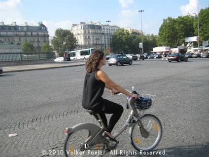 在巴黎巴士底广场骑自行车