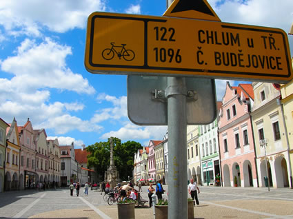 茨赫博伊茨市主要广场上的自行车标志。