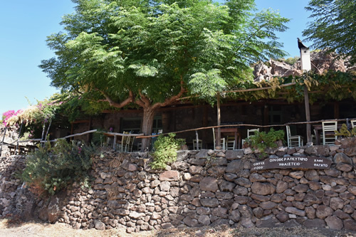 在Kaimeni Chora的传统酒馆，Methana