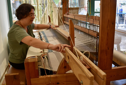 Eleni Pavlou在她的编织作坊“Argani”