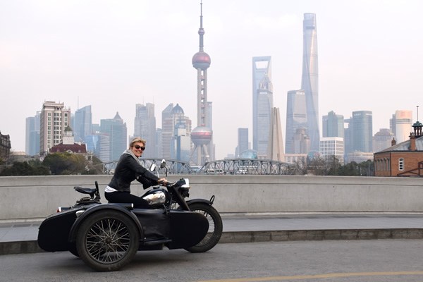 作者驾驶一辆老式摩托车在上海巡游