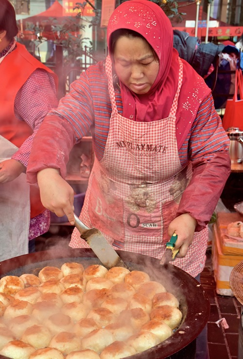 星期五穆斯林市场上忙着做饭的妇女
