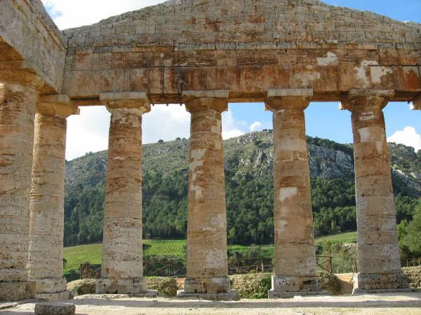 西西里岛的希腊塞吉斯塔神庙。