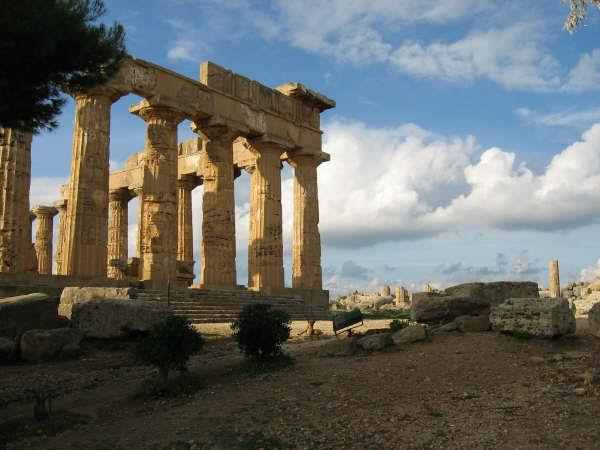 赫拉神庙位于前古希腊殖民地塞利嫩特。