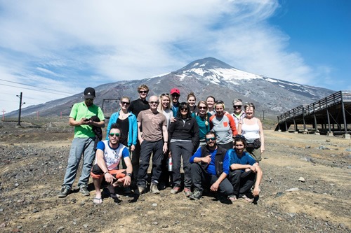 小组旅行：在智利缩放火山维拉里卡火山之后的团队照片